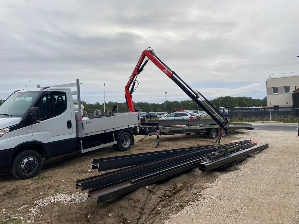 Déchargement par Camion Grue (déchargement aux pieds du camion) - IPE -  Poutrelles métalliques en France : ACVM